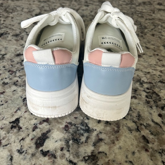 Ladies shoes. Size 8. Comfy and fashionable! - Picture 5 of 5